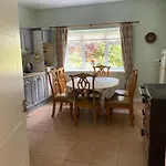 Countryside Escape, 4 Bedroom, 8 Single Beds, Free Parking & Wifi Near New Walkway Holiday home Navan
