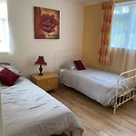 Countryside Escape, 4 Bedroom, 8 Single Beds, Free Parking & Wifi Near New Walkway *