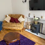 Holiday home Countryside Escape, 4 Bedroom, 8 Single Beds, Free Parking & Wifi Near New Walkway *