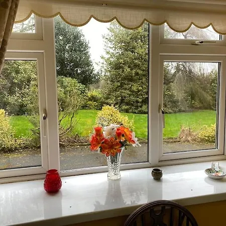 Countryside Escape, 4 Bedroom, 8 Single Beds, Free Parking & Wifi Near New Walkway *