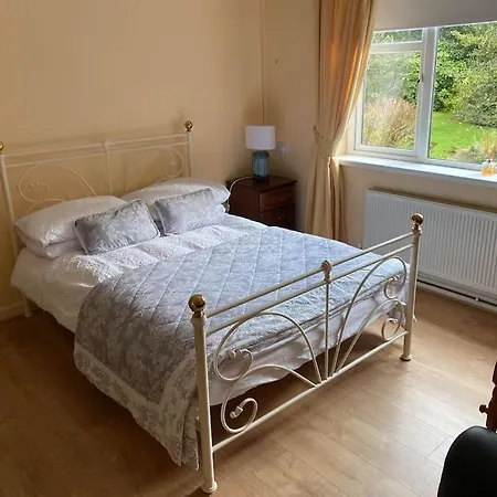 5 Bedroom House With Free Parking Near New Walkway Holiday home *