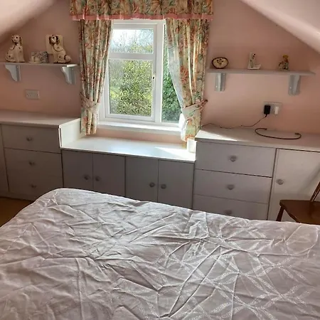 5 Bedroom House With Free Parking Near New Walkway *