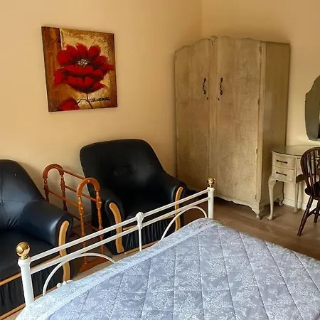 Holiday home 5 Bedroom House With Free Parking Near New Walkway *