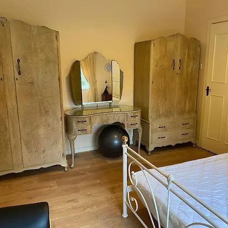 5 Bedroom House With Free Parking Near New Walkway *