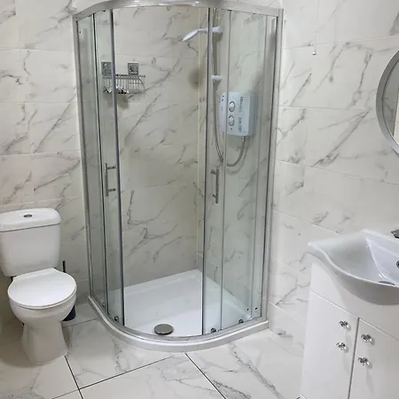 4 Bedroom, 8 Single Beds, With Free Parking & Wifi Near New Walkway * נאבאן