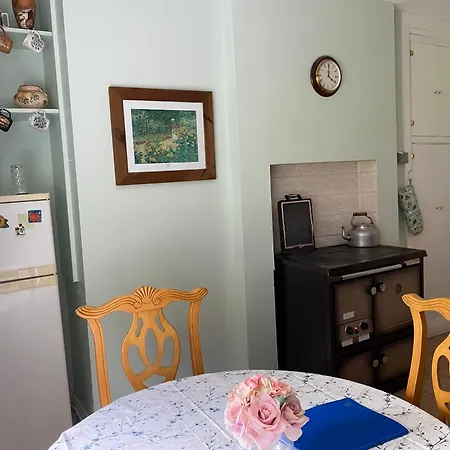 Holiday home 5 Bedroom House With Free Parking Near New Walkway