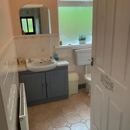 Countryside Escape, 4 Bedroom, 8 Single Beds, Free Parking & Wifi Near New Walkway * Navan