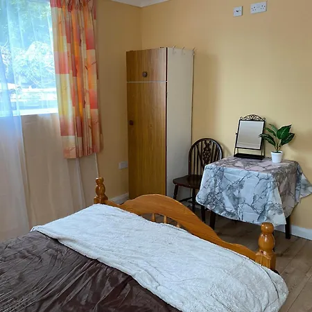 5 Bedroom House With Free Parking Near New Walkway