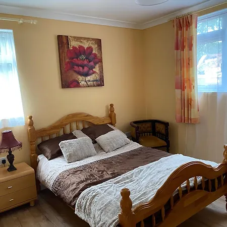 Holiday home 5 Bedroom House With Free Parking Near New Walkway *