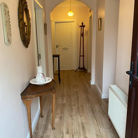 4 Bedroom, 8 Single Beds, With Free Parking & Wifi Near New Walkway