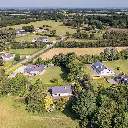 4 Bedroom, 8 Single Beds, With Free Parking & Wifi Near New Walkway Nyaraló Navan