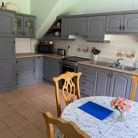 5 Bedroom House With Free Parking Near New Walkway