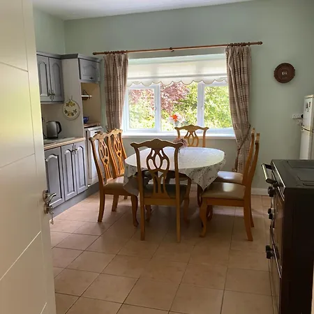 4 Bedroom, 8 Single Beds, With Free Parking & Wifi Near New Walkway Nyaraló Navan