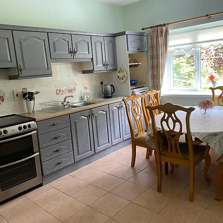 5 Bedroom House With Free Parking Near New Walkway