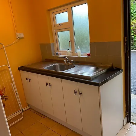 4 Bedroom, 8 Single Beds, With Free Parking & Wifi Near New Walkway בית נופש