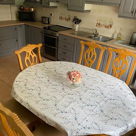 5 Bedroom House With Free Parking Near New Walkway