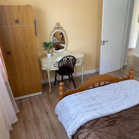Holiday home 5 Bedroom House With Free Parking Near New Walkway *