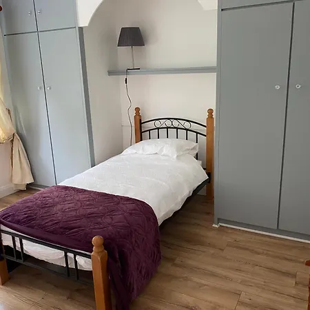 4 Bedroom, 8 Single Beds, With Free Parking & Wifi Near New Walkway בית נופש *