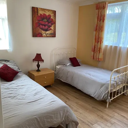 4 Bedroom, 8 Single Beds, With Free Parking & Wifi Near New Walkway *