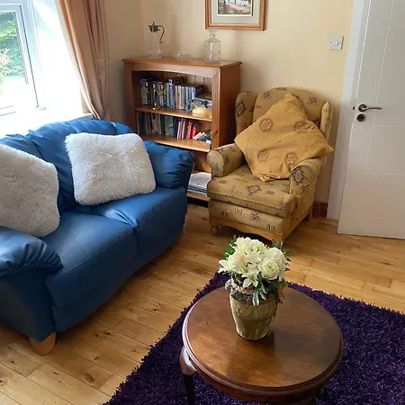 Countryside Escape, 4 Bedroom, 8 Single Beds, Free Parking & Wifi Near New Walkway Holiday home