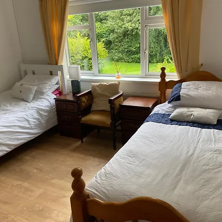 4 Bedroom, 8 Single Beds, With Free Parking & Wifi Near New Walkway Nyaraló *