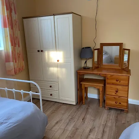 4 Bedroom, 8 Single Beds, With Free Parking & Wifi Near New Walkway Nyaraló Navan