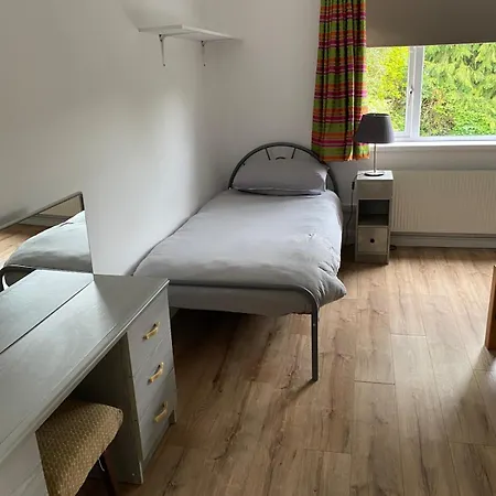 Countryside Escape, 4 Bedroom, 8 Single Beds, Free Parking & Wifi Near New Walkway Nyaraló *
