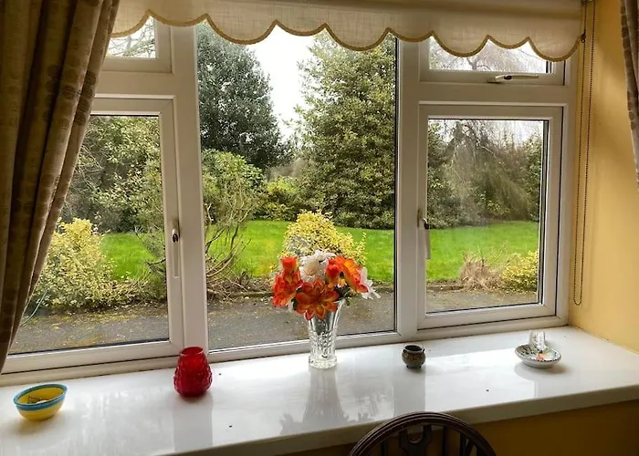 4 Bedroom, 8 Single Beds, With Free Parking & Wifi Near New Walkway *