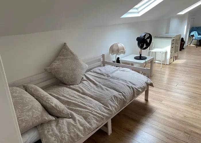 4 Bedroom, 8 Single Beds, With Free Parking & Wifi Near New Walkway