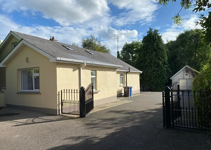 Hébergement de vacances 4 Bedroom, 8 Single Beds, With Free Parking & Wifi Near New Walkway