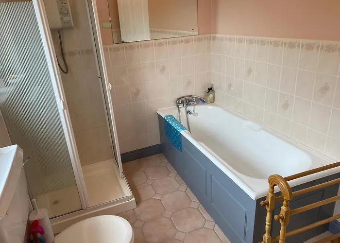 4 Bedroom, 8 Single Beds, With Free Parking & Wifi Near New Walkway Nyaraló Navan