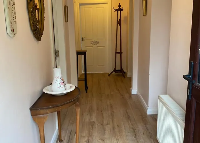 4 Bedroom, 8 Single Beds, With Free Parking & Wifi Near New Walkway
