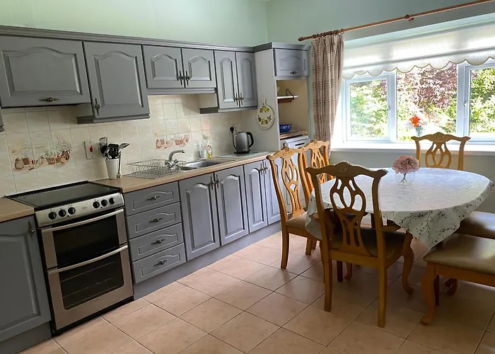 4 Bedroom, 8 Single Beds, With Free Parking & Wifi Near New Walkway