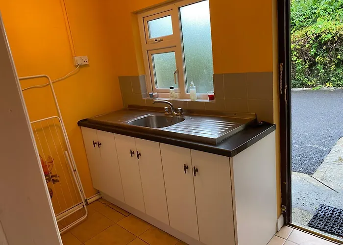 4 Bedroom, 8 Single Beds, With Free Parking & Wifi Near New Walkway Hébergement de vacances