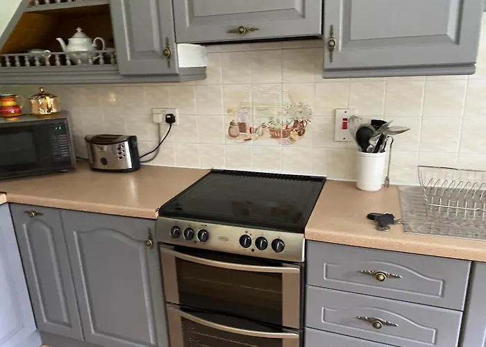 Hébergement de vacances 4 Bedroom, 8 Single Beds, With Free Parking & Wifi Near New Walkway *