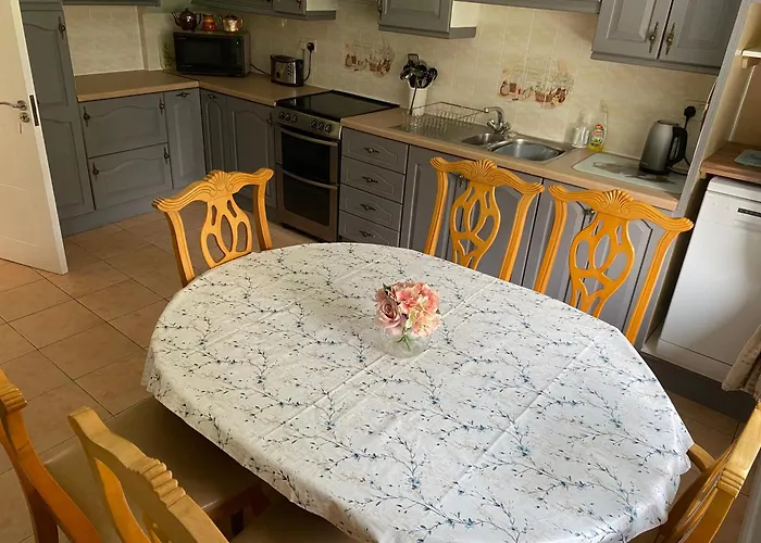 4 Bedroom, 8 Single Beds, With Free Parking & Wifi Near New Walkway