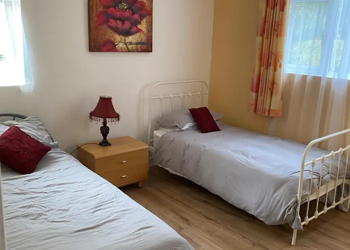 4 Bedroom, 8 Single Beds, With Free Parking & Wifi Near New Walkway *
