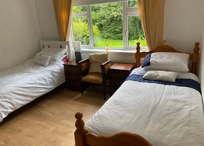 4 Bedroom, 8 Single Beds, With Free Parking & Wifi Near New Walkway Nyaraló *