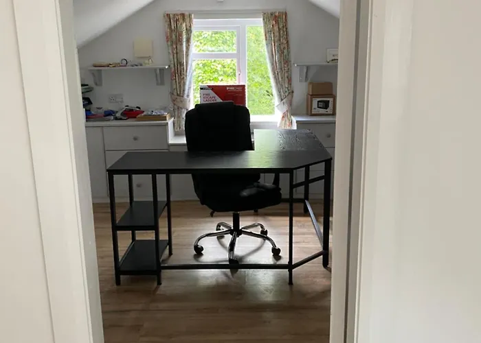 4 Bedroom, 8 Single Beds, With Free Parking & Wifi Near New Walkway Hébergement de vacances Navan