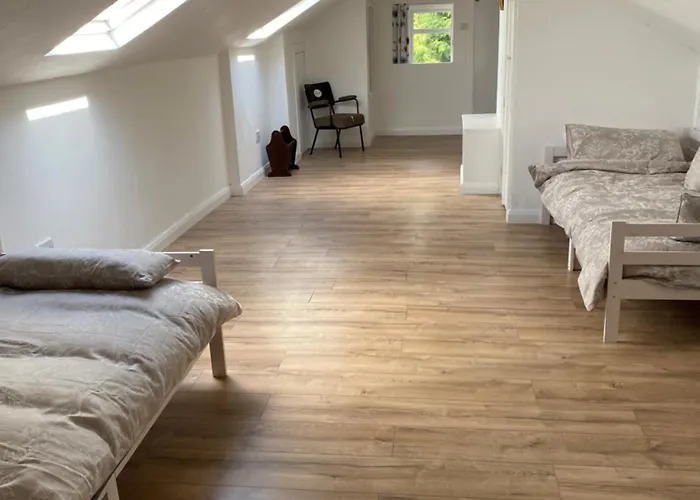 Nyaraló 4 Bedroom, 8 Single Beds, With Free Parking & Wifi Near New Walkway